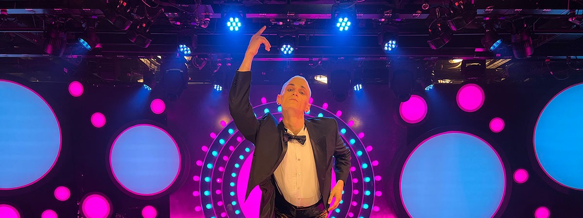 Light-diffusing décor for cruise show | Backlit projection screen