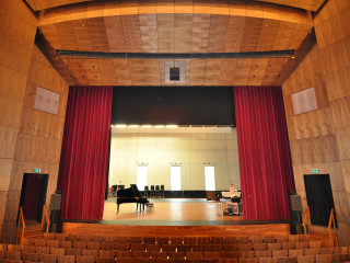 ShowTex Velour Gaudi main curtain with DekoTaft lining, ShowTrack and Wool masking, borders & legs at De Kom theater