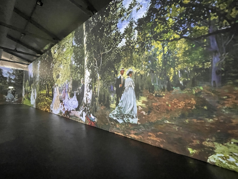 360° art expo with projections on blackout projection materials