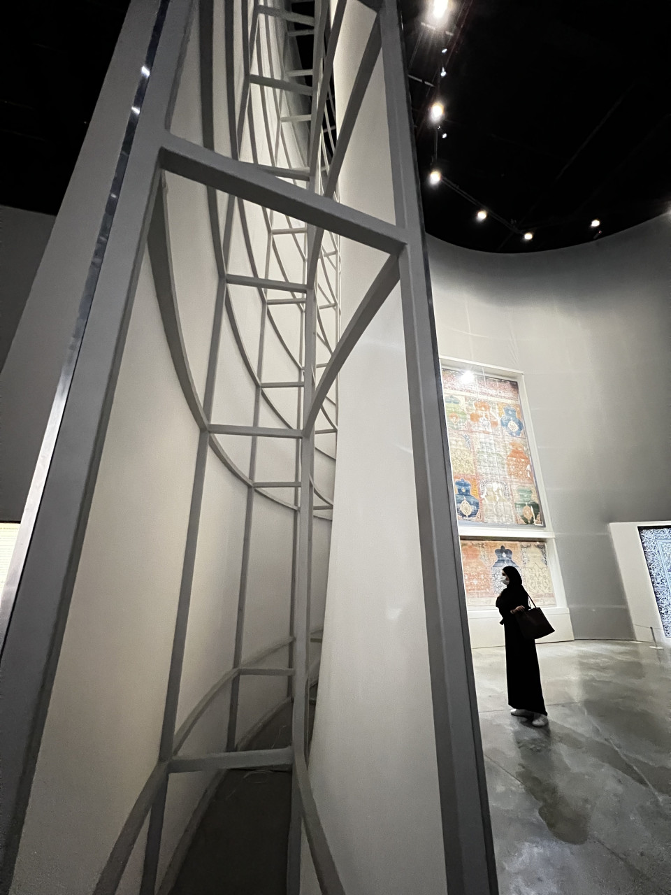 Layered DropPaper and stand-alone aluminium profiles decorate museum