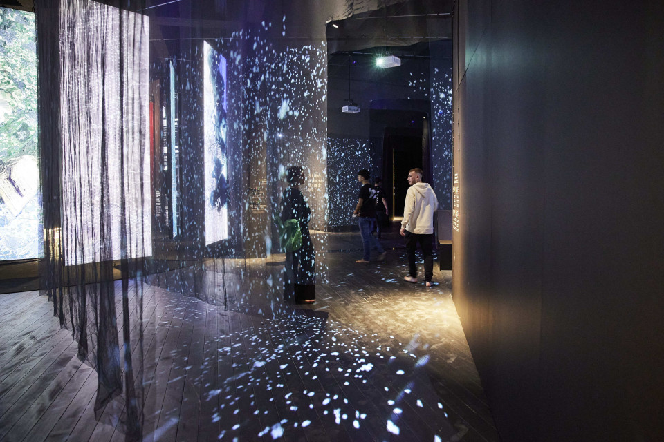 Immersive projection mapping on grey scrims