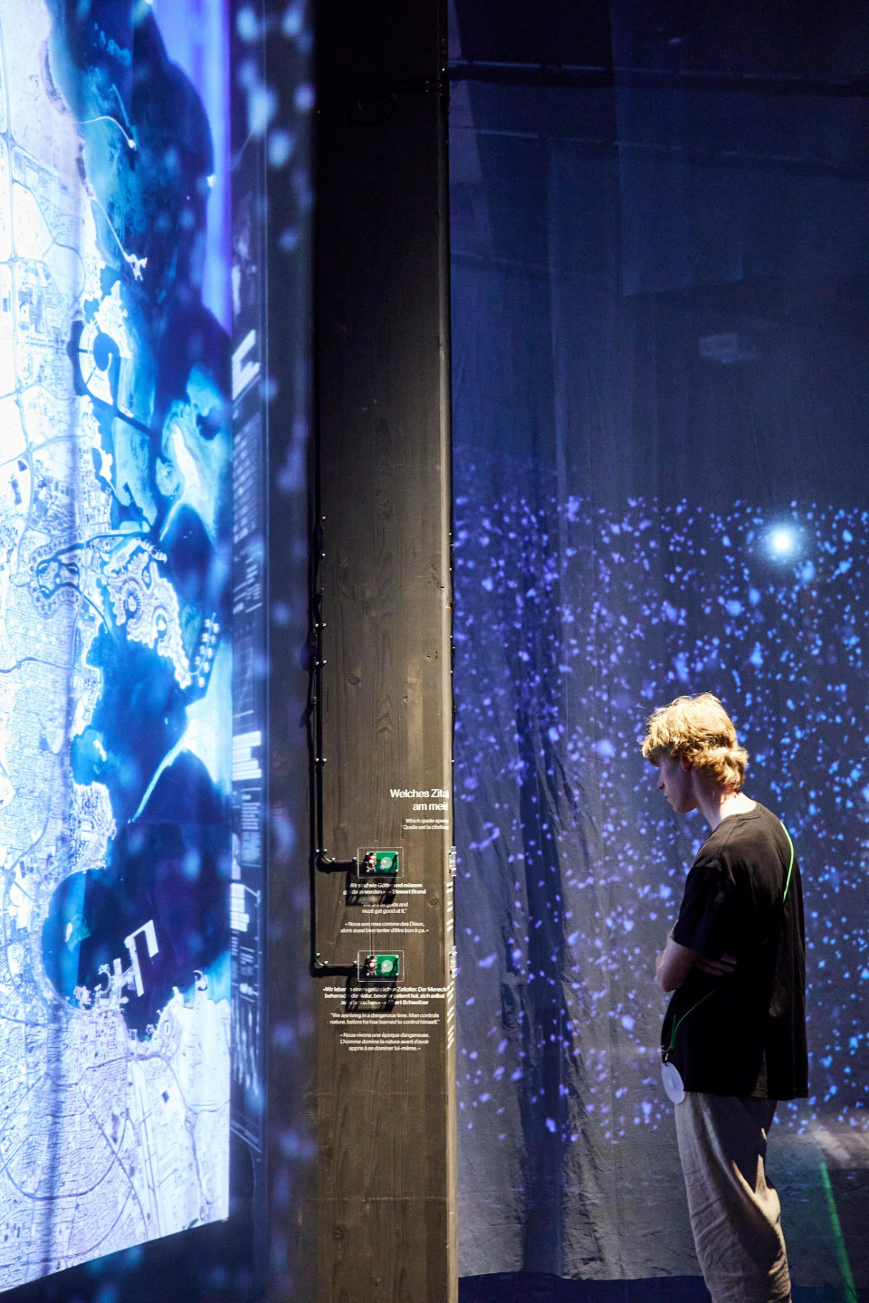 Immersive projection mapping on grey scrims