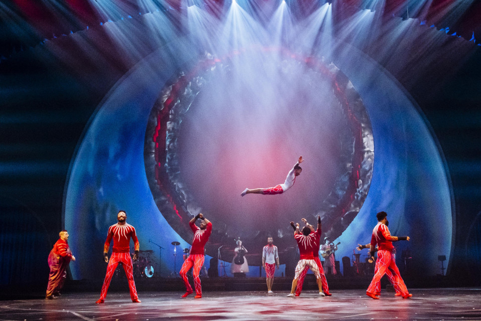 Acrobatic backdrops & splendid reveals - FUZION by Cirque du Soleil - Immersive video mapping on projection screen backdrop
