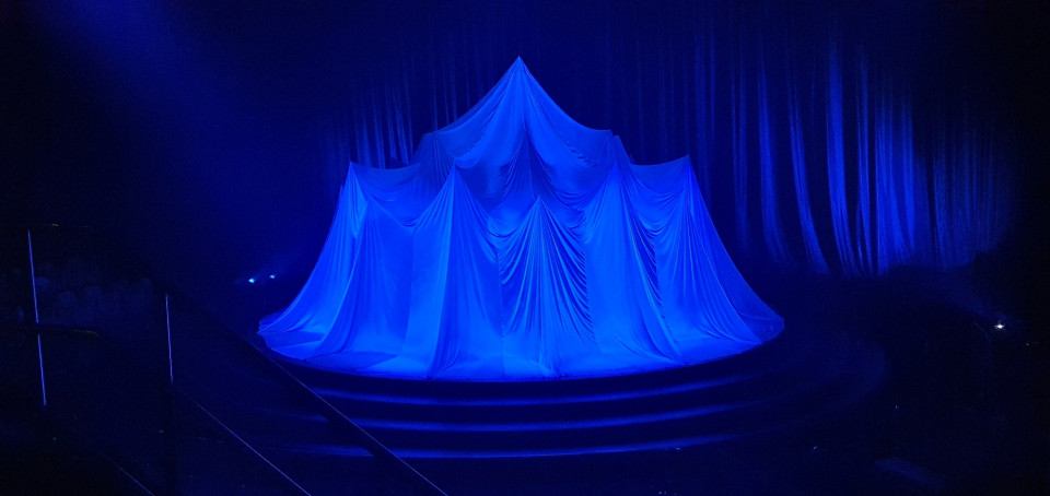 Acrobatic backdrops & splendid reveals - FUZION by Cirque du Soleil - Immersive video mapping on projection screen backdrop