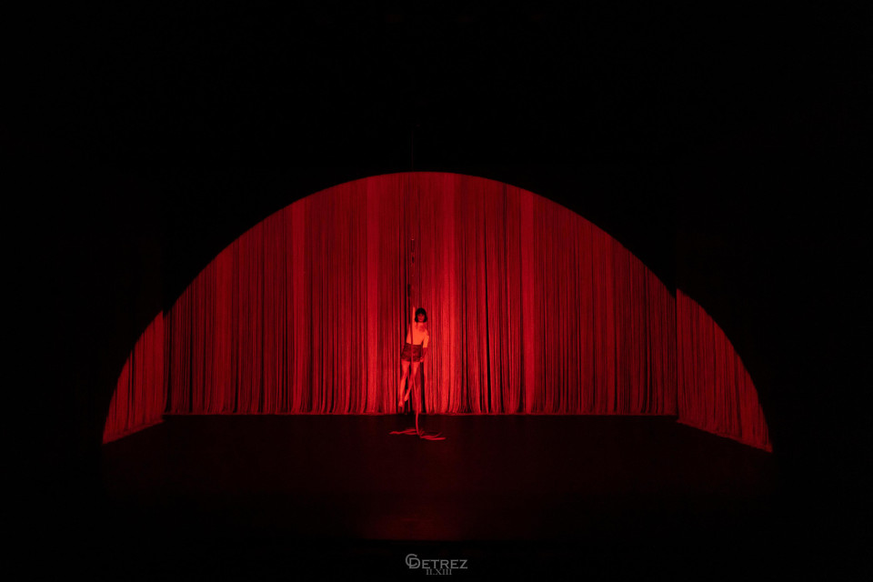 Projection on a versatile string curtain backdrop