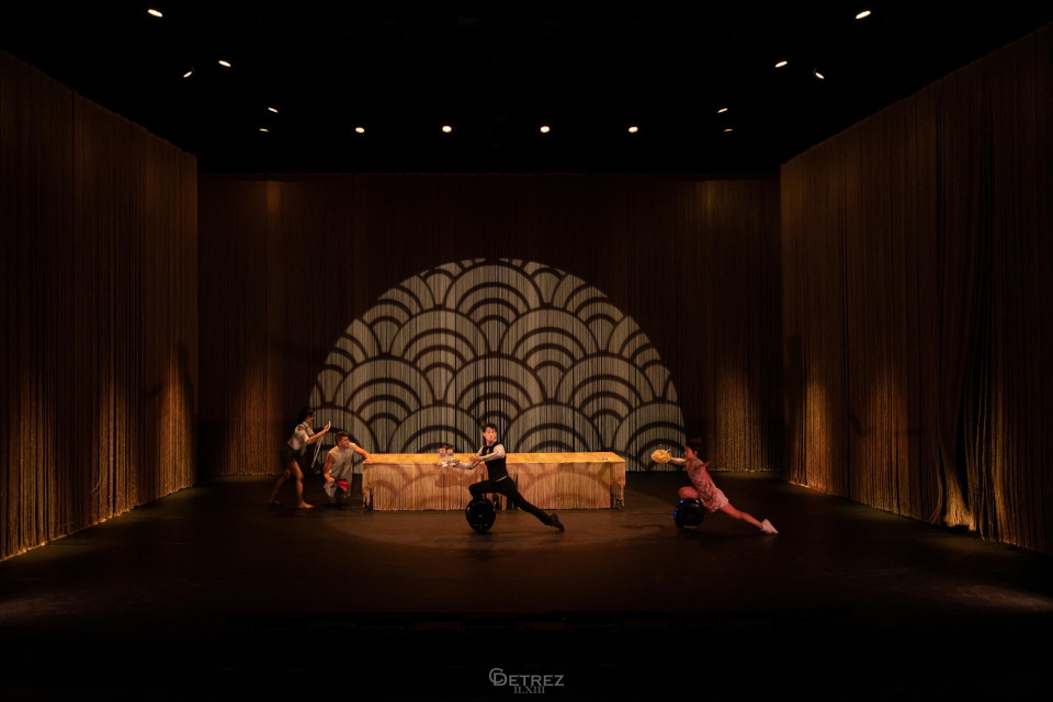 Projection on a versatile string curtain backdrop