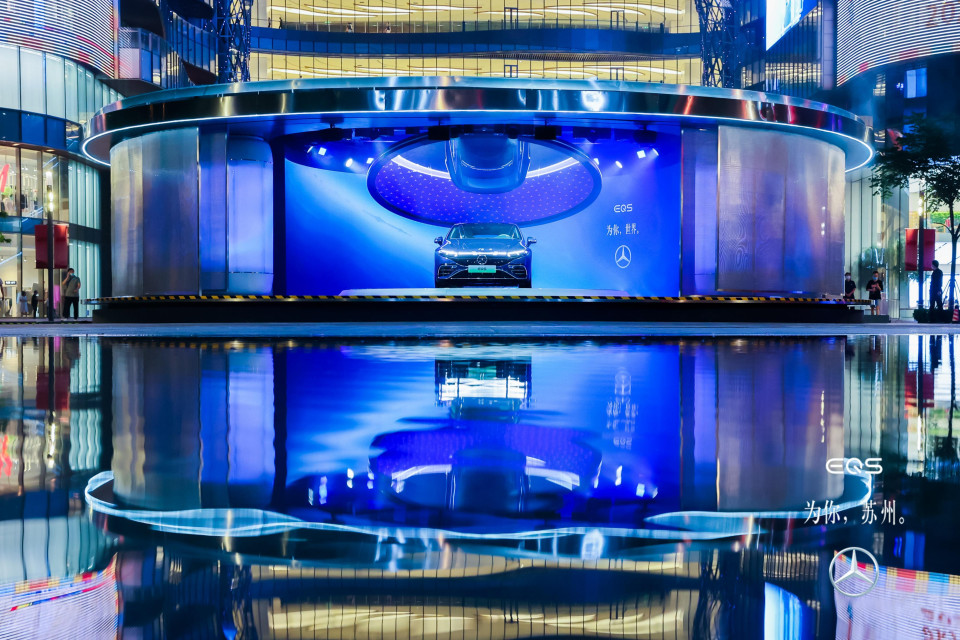 Car launch using a giant mirror