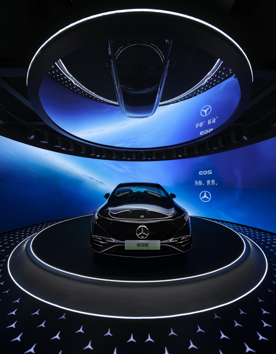 Car launch using a mirror foil display