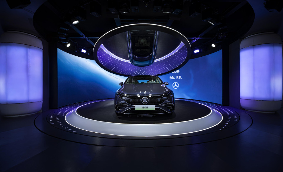 Car launch using a mirror foil display