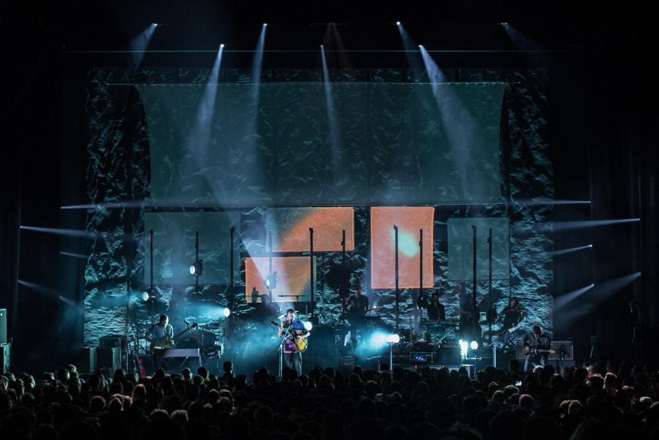 ShowTex AluShape Dessin, GobelinTulle for Ben Howard tour