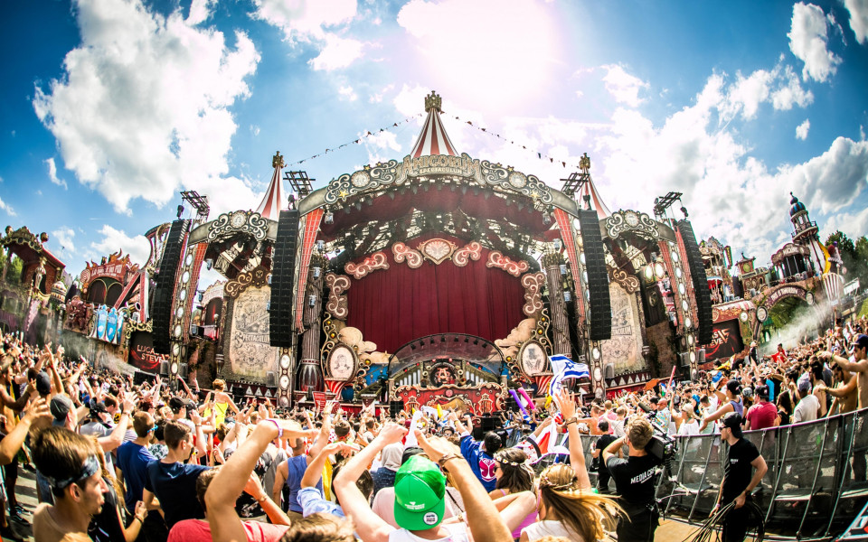 ShowTex Velours Delta, ShowTrack, StretchVelours, DanceCarpet Double, LurexVoile 100 Crunch, Molton, Galactica, Juncko for Tomorrowland 2017