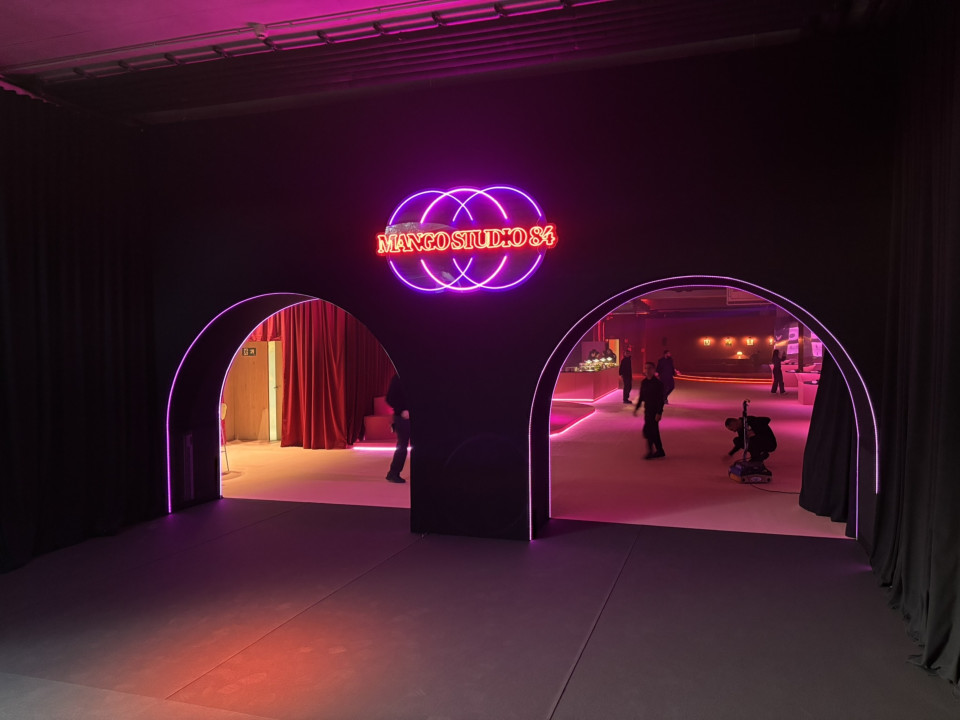 ShowTex AV Drop, Universal 250 BB Print, GiantMirror, Velours Delta CS, Molton for Mango
